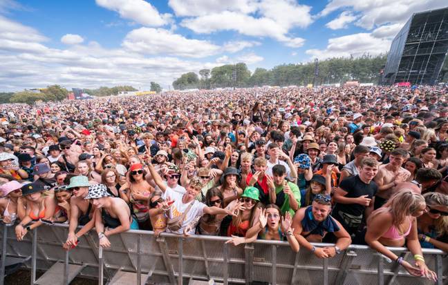 利兹音乐节看到成千上万的狂欢者降落在布拉姆姆公园。信用：PA图像/Alamy Stock Photo