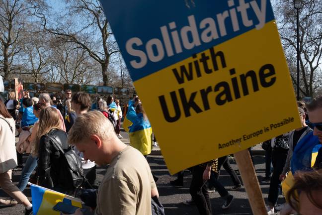 乌克兰人和支持者游行以抗议俄罗斯入侵（信用：阿拉米）“loading=