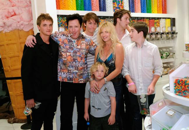 迈克尔·麦德森（Michael Madsen）和家人；哈德森在最左边。图片来源：大卫·贝克尔（David Becker / Stringer）通过盖蒂（Getty）