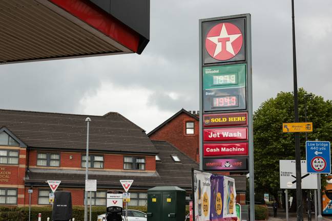 英国的“最便宜”汽油站！信用：男性媒体