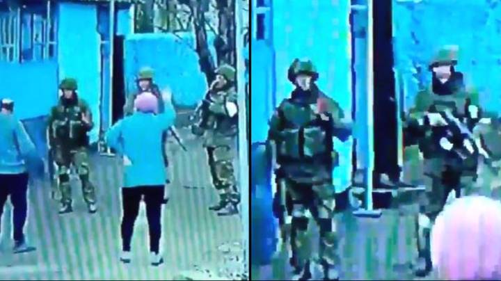乌克兰老年夫妇愤怒地面对武装俄罗斯士兵