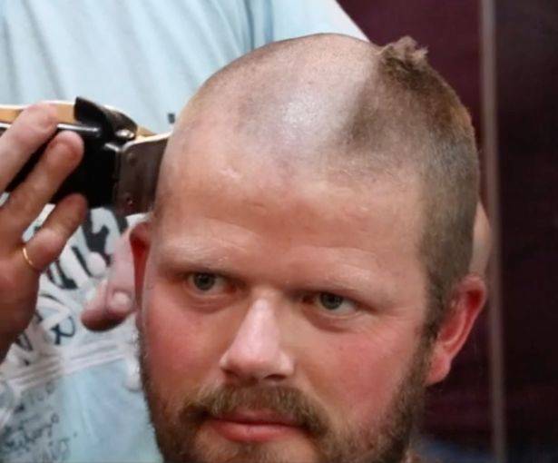 斯科特·西布利（Scott Sibley）在2018年剃光了头，以支持和安慰他正在与癌症作斗争的小女儿。学分：BBC