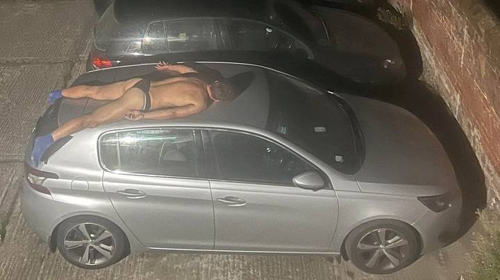 “几乎赤裸裸”的醉汉发现在汽车顶部睡着了，穿着袜子和裤子
