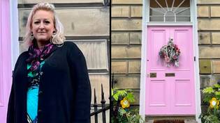 面对粉红色门的£20,000罚款的女人“loading=