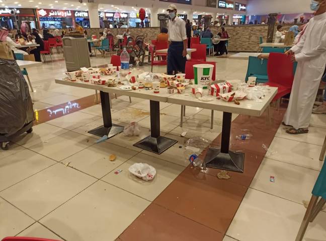 在沙特阿拉伯利雅得的阿尔·奥瑟购物中心美食广场的肯德基分支机构留下了一座垃圾。信用：reddit