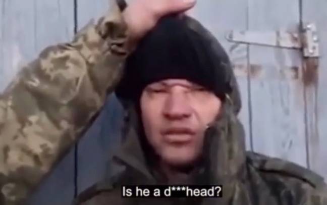 俄罗斯士兵被俘虏，并说“普京是一个** khead”。信用：YouTube