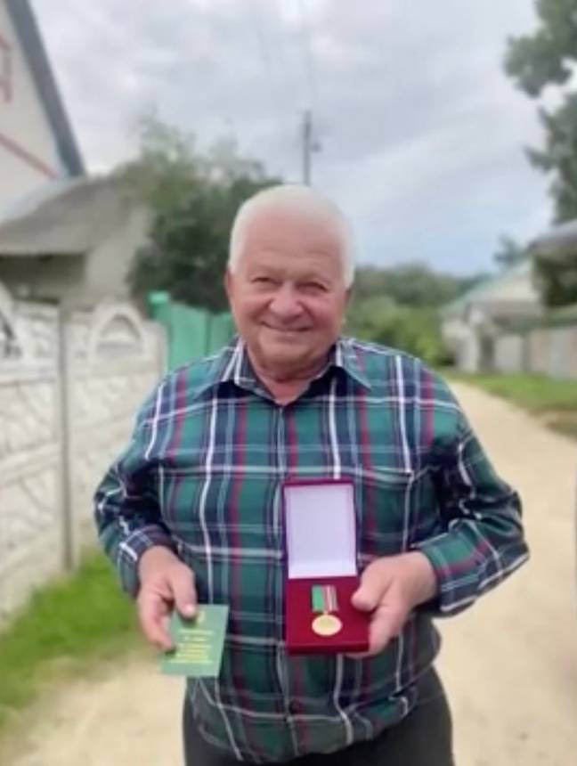 乌克兰国家边境部队称，乌克兰授予了一枚令人垂涎的奖牌，他赢得了一枚令人垂涎的奖牌，他的古董步枪击落了7400万英镑的俄罗斯喷气式飞机。学分：乌克兰国家边境服务