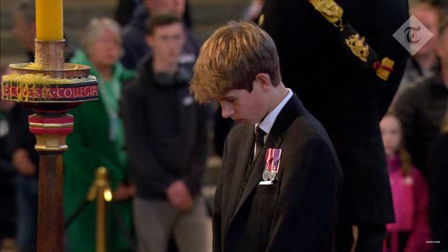 詹姆斯（James），威斯敏斯特音乐厅（Westminster Hall）的塞文（Viscount Severn）昨天表示敬意。信用：电报/ YouTube