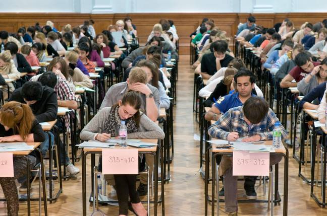 一位对考试作弊的学生厌倦的老师抓住了一个巧妙的问题。学分：查理·纽汉姆 /阿拉米股票照片