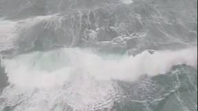 灯塔门将记录海上风暴巴拉的恐怖镜头