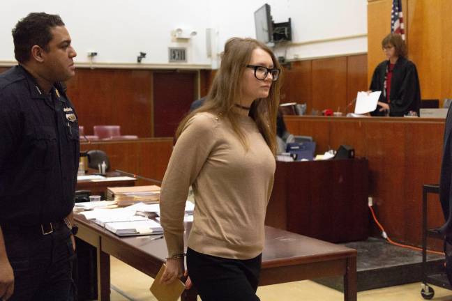 安娜·索罗金（Anna Sorokin）于2019年在纽约法院因欺诈而受审。图片来源：Alamy