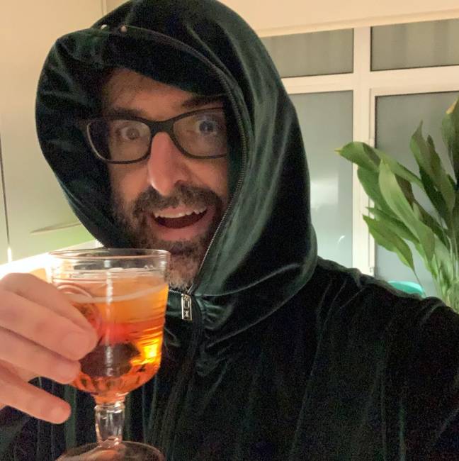 Theroux承认在锁定期间在家喝更多的人。学分：Instagram/@官方louistheroux