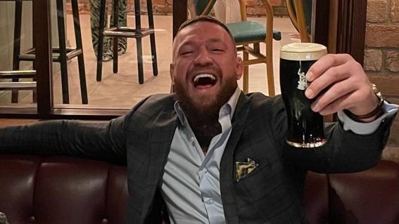 粉丝们认为Conor McGregor会后悔在“汽油炸弹袭击”之后在酒吧晚上发布照片
