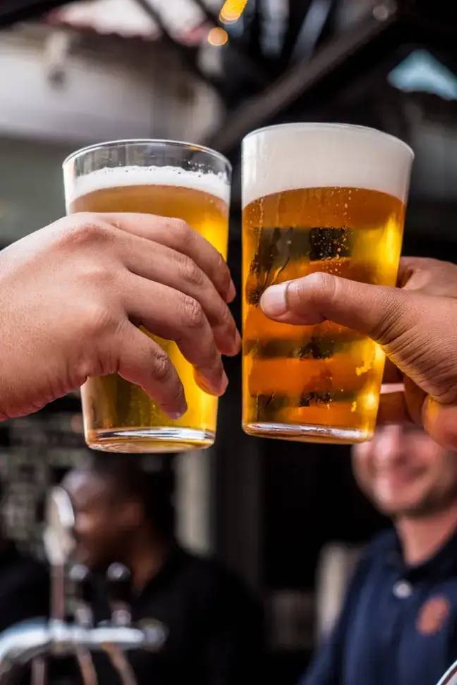 当涉及到过多的饮酒时，酒精被归类为利尿剂 - 这意味着它会使您撒尿更多。图片来源：pexels