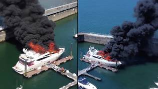大型600万英镑的超级游艇在英国港口的火焰上升“loading=