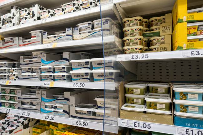 购物者感到震惊，因为在一家受欢迎的英国超市中，黄油的价格超过7英镑。信用：Alamy