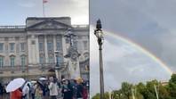 彩虹出现在白金汉宫外面，当世界等待女王的新闻必威备用网“loading=