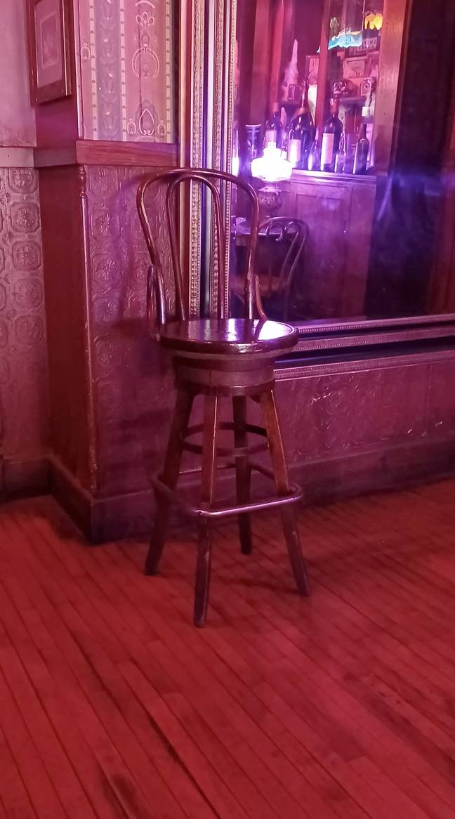 每当他进入酒吧时，他都会坐在这个特定的凳子上。信用：鲍勃·魏斯（Bob Weiss）