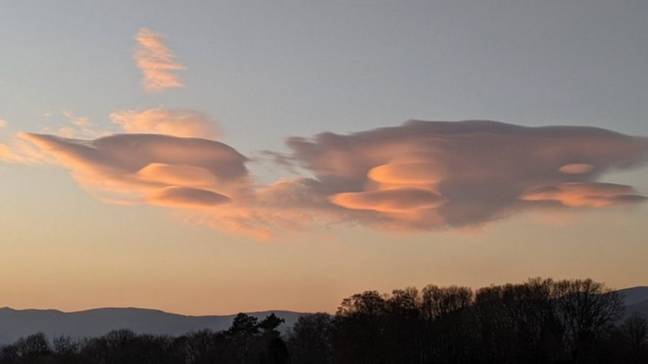 在温德米尔发现的“不明飞行物”云。信用：BBC气象观察家