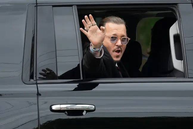 约翰尼·德普（Johnny Depp）向法院外面的粉丝们挥手。信用：Alamy
