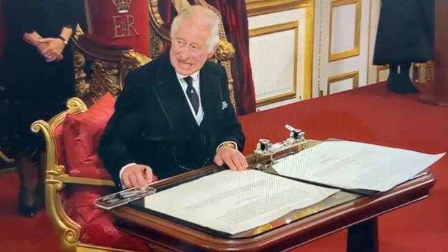 新国王查尔斯三世（Charles III）示意有人来清理他的桌子，一些观众认为这很粗鲁。学分：BBC