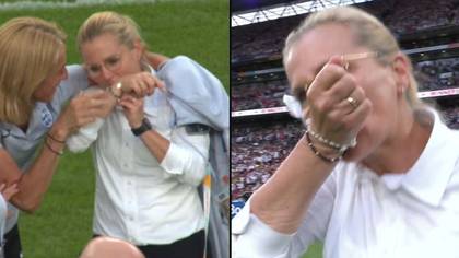 令人心碎的原因萨琳娜·威格曼（Sarina Wiegman）在欧元决赛中亲吻了她的手腕