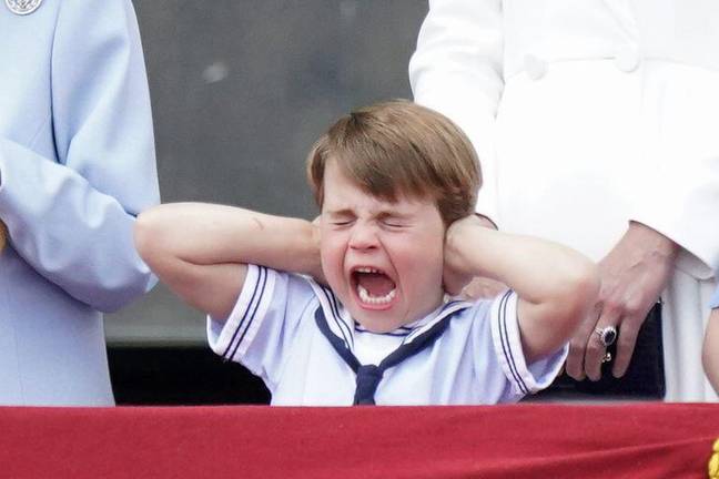 路易王子还对巴金汉宫在禧年的阳台进行了不当行为。信用：Alamy/PA图像