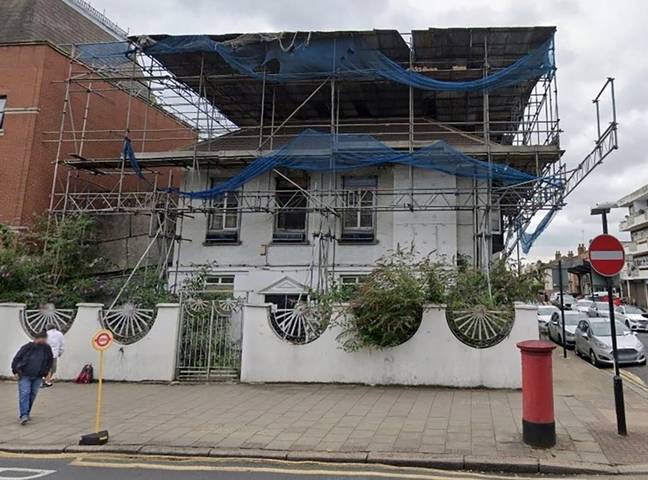 一群建筑商发现，在东部伦敦废弃的辛普森葡萄酒吧中，比格先生的遗体。信用：Google地图