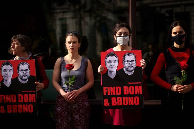 支持者一直在巴西大使馆在伦敦大使馆外举行守夜活动，吸引了当局找到唐·菲利普斯（Dom Phillips）和布鲁诺·佩雷拉（Bruno Pereira）。信用：Alamy