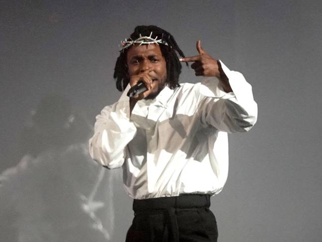 肯德里克·拉马尔（Kendrick Lamar）的钻石包裹着荆棘冠冕，说唱歌手在格拉斯顿伯里（Glastonbury）穿着刺穿刺冠，花了1300小时。信用：Alamy