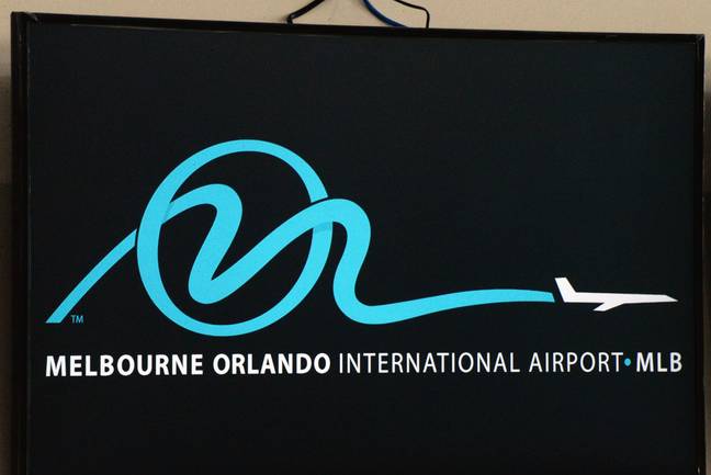 来自英国的乘客到达墨尔本奥兰多国际机场，被告知他们的行李还没有到达。信用：Alamy