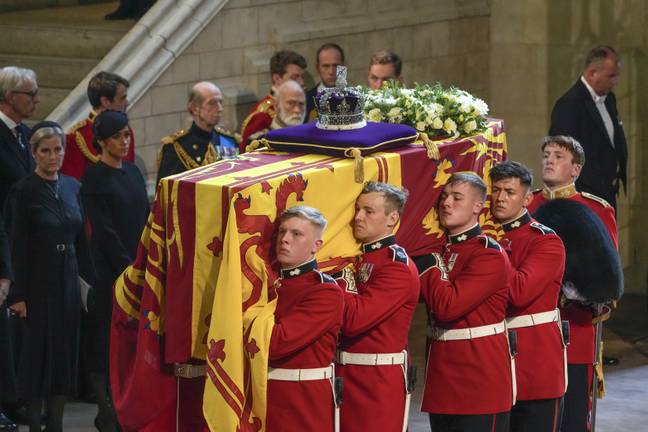士兵将女王的棺材带到威斯敏斯特大厅。学分：PA