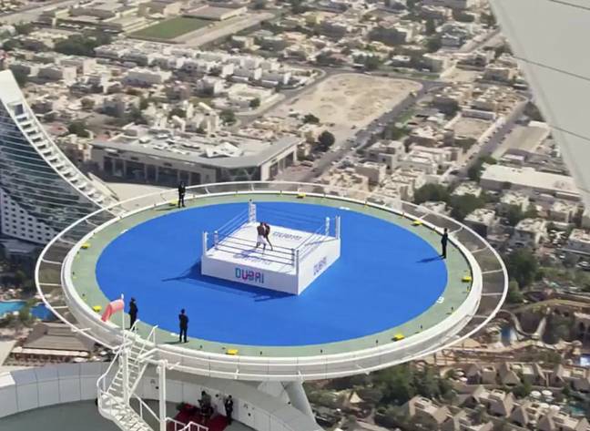 阿拉伯直升机的Burj Al Helipad，可以举行网球和拳击。图片来源：访问迪拜