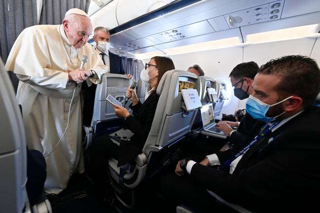 教皇在他飞往罗马的航班上提出了疑问。信用：Alamy