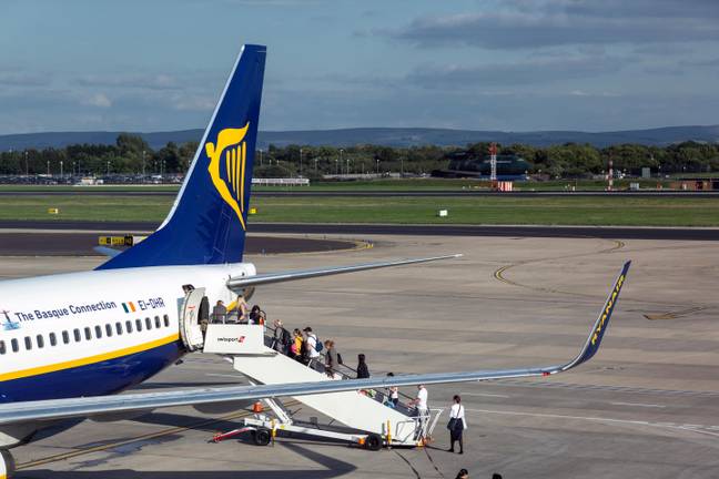 这位27岁的年轻人被从曼彻斯特机场的瑞安航空公司（Ryanair）航班中撤离。信用：Alamy