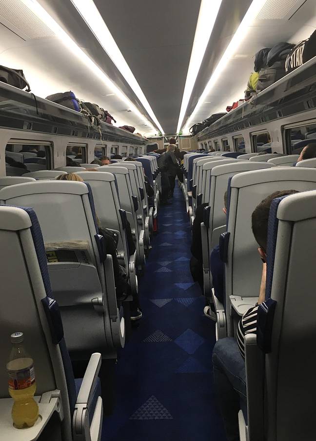 一名火车乘客已经说出了他们的座位。信用：Alamy