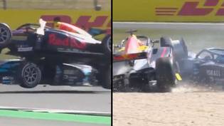 英国2级大奖赛的恐怖撞车事故，一辆汽车降落在另一台汽车上“loading=