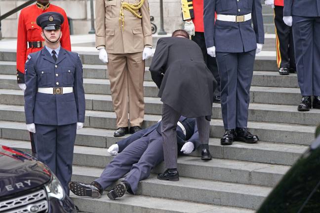 士兵随着温度超过20度，士兵们站着警卫。信用：Alamy