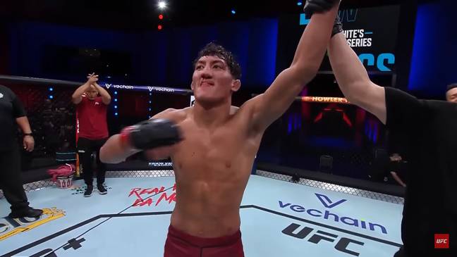 劳尔·罗萨斯（Raul Rosas Jr）击败了曼多·古铁雷斯（Mando Gutierrez），成为UFC历史上最年轻的战斗机。图片来源：UFC-终极格斗锦标赛/ YouTube