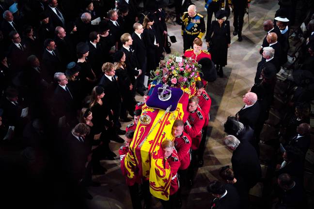 查尔斯三世国王在他的母亲伊丽莎白二世的棺材上。信用：PA图像 / Alamy Stock Photo