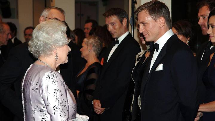 皇后为丹尼尔·克雷格（Daniel Craig）荣誉和休息传统通常保留给现实生活中的间谍