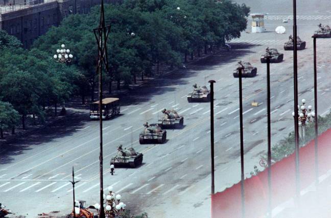 1989年，在北京的天安门广场（Tiananmen Square）站立的“坦克人”。