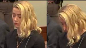 琥珀·赫德（Amber Heard）在得知约翰尼·德普（Johnny Depp）赢得诽谤案时在法庭上的反应