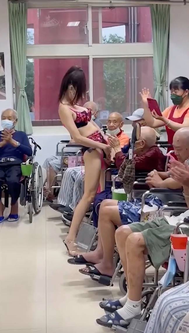 一些老年人在拍手和欢呼时似乎正在欣赏演出。信用：病毒式压力