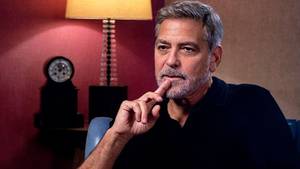 乔治·克鲁尼（George Clooney）在2021年的净资产是什么？