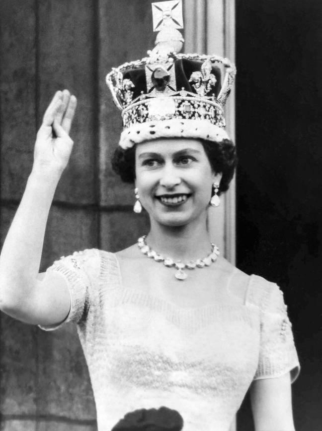 1953年6月2日在英国伦敦加冕后，伊丽莎白二世女王从白金汉宫阳台上挥手。学分：Alpha Historica/Alamy Stock Photo“loading=