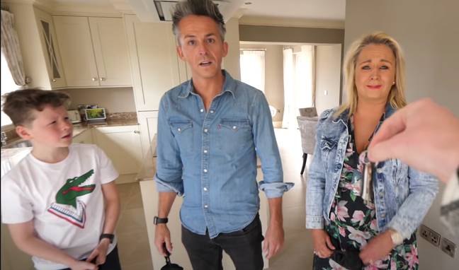 爱尔兰Youtuber Adam Beales的父母和弟弟感到惊讶的是新房子。图片来源：Adam B/ YouTube