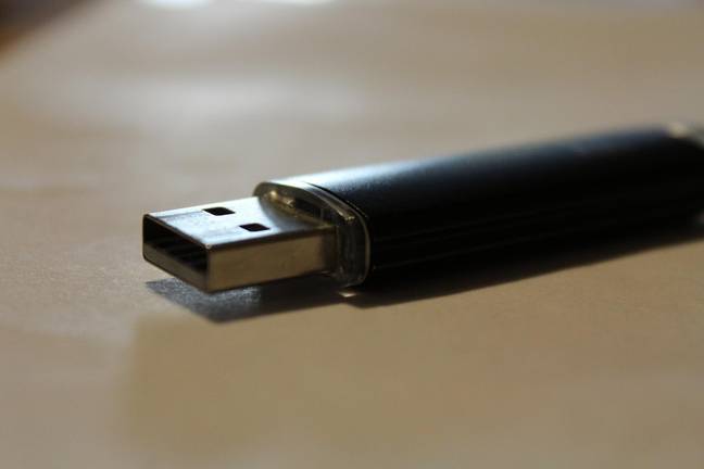 该男子把USB拿着在他的书包里。学分：Pixabay