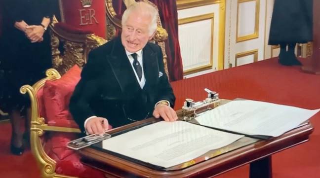 查尔斯王子向某人示意他的困境。学分：BBC