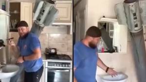 乌克兰男子随便剃光，而俄罗斯导弹坐在他的厨房里